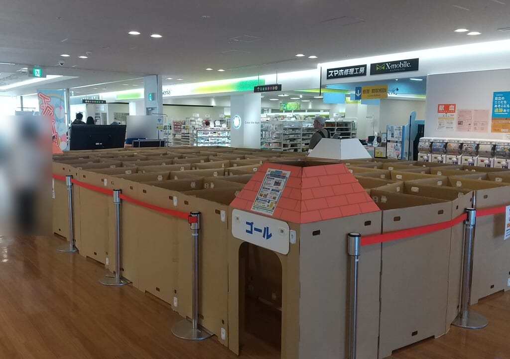 シーマークスクエアの段ボール迷路