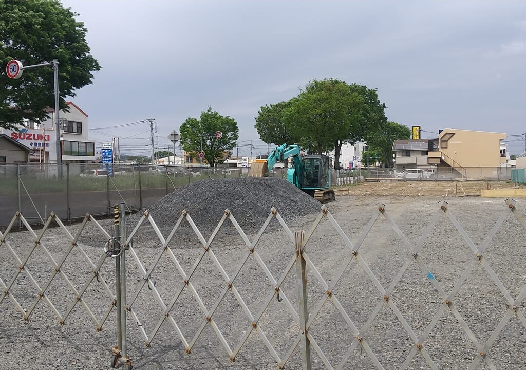 中古車販売店跡地で工事が開始