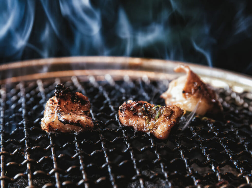網で焼かれる肉