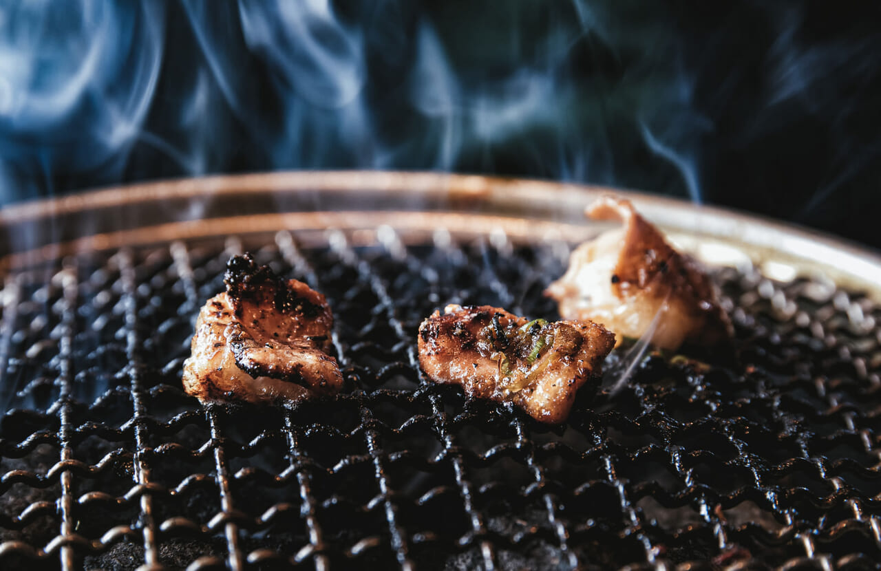 網で焼かれる肉