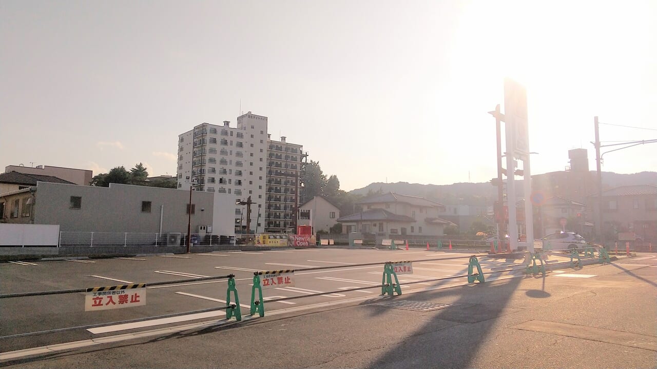 オープン予定の松屋の駐車場