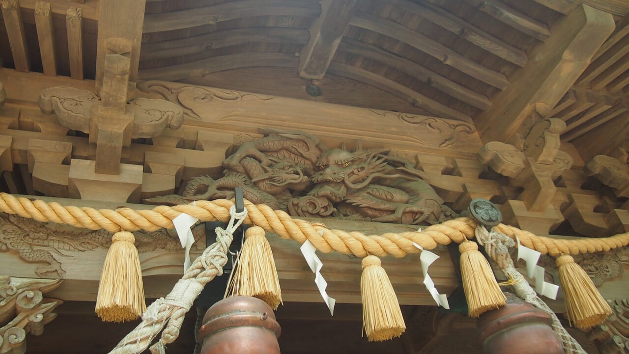 泉神社の拝殿の彫刻